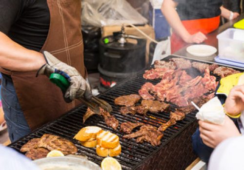 Altijd al eens pitmaster willen zijn? Wij leren je de fijne kneepjes van het vak bij jou op locatie.